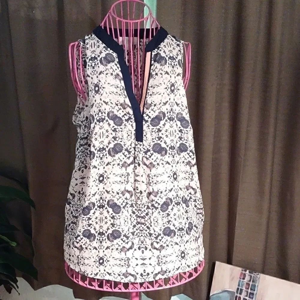 Olive & Oak sleeveless Blue Floral blouse